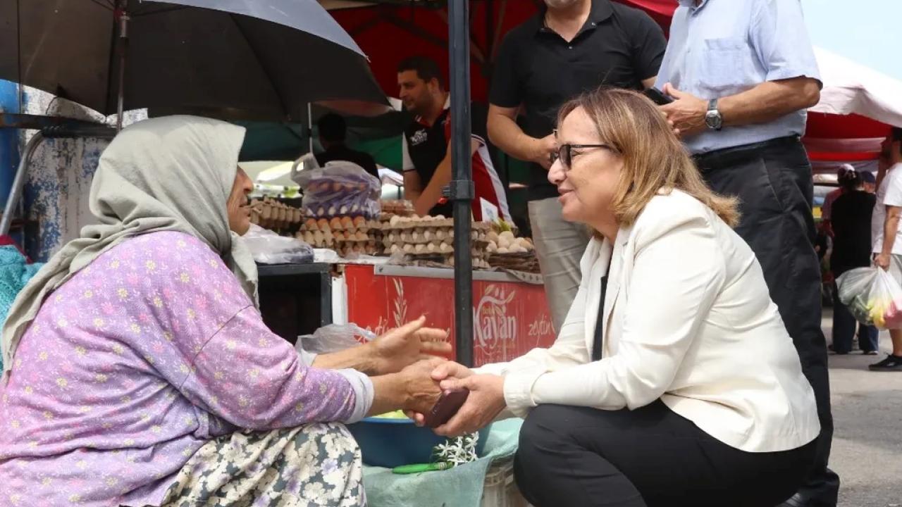 İzmir Güzelbahçe’de Başkan Vekili Akın’dan semt pazarlarına ziyaret
