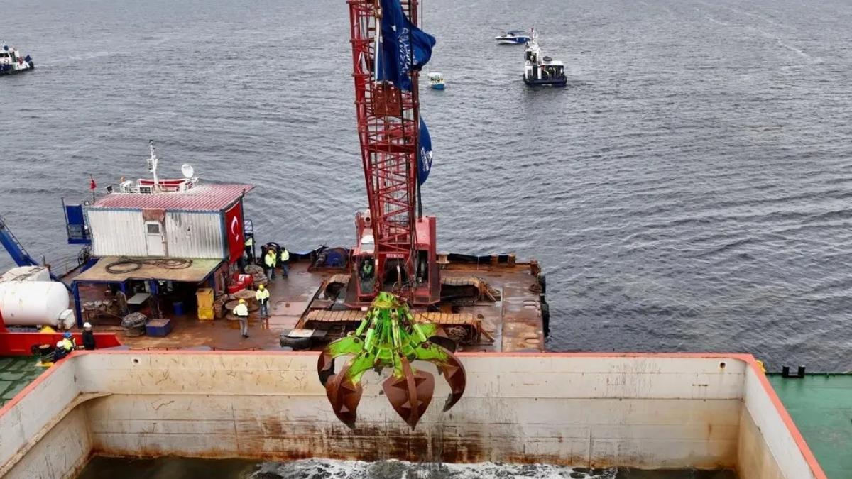 İzmir’de ‘dip’ten 1,2 milyon ton çamur! Binlerce ton atık temizlendi