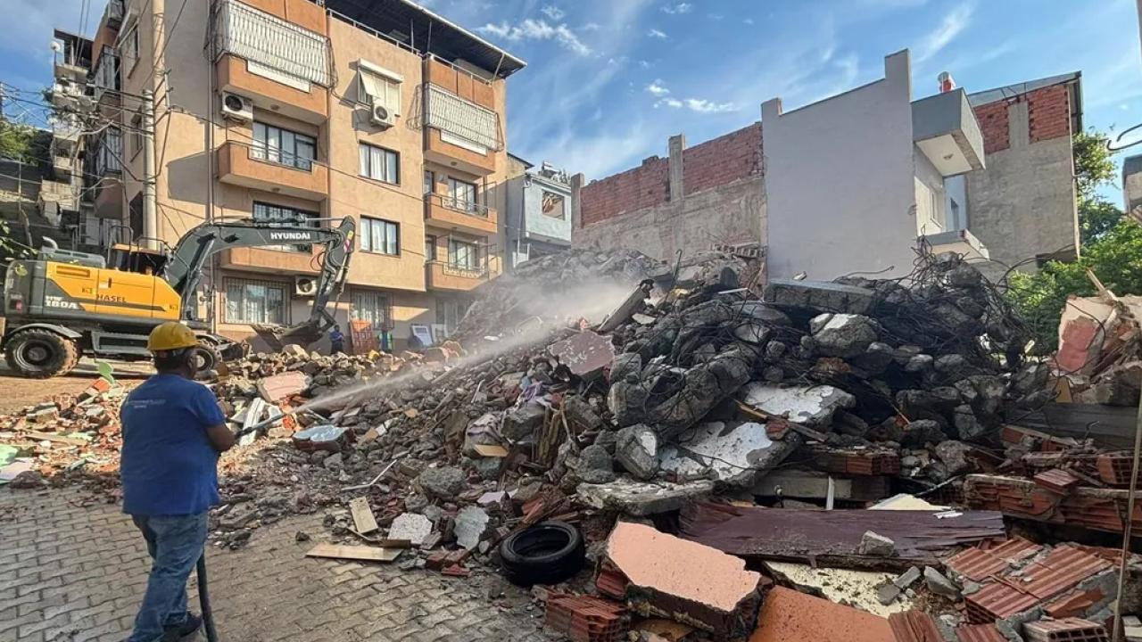 İzmir’de hasarlı yapılar için uzlaşı sağlandı yıkım gerçekleşti