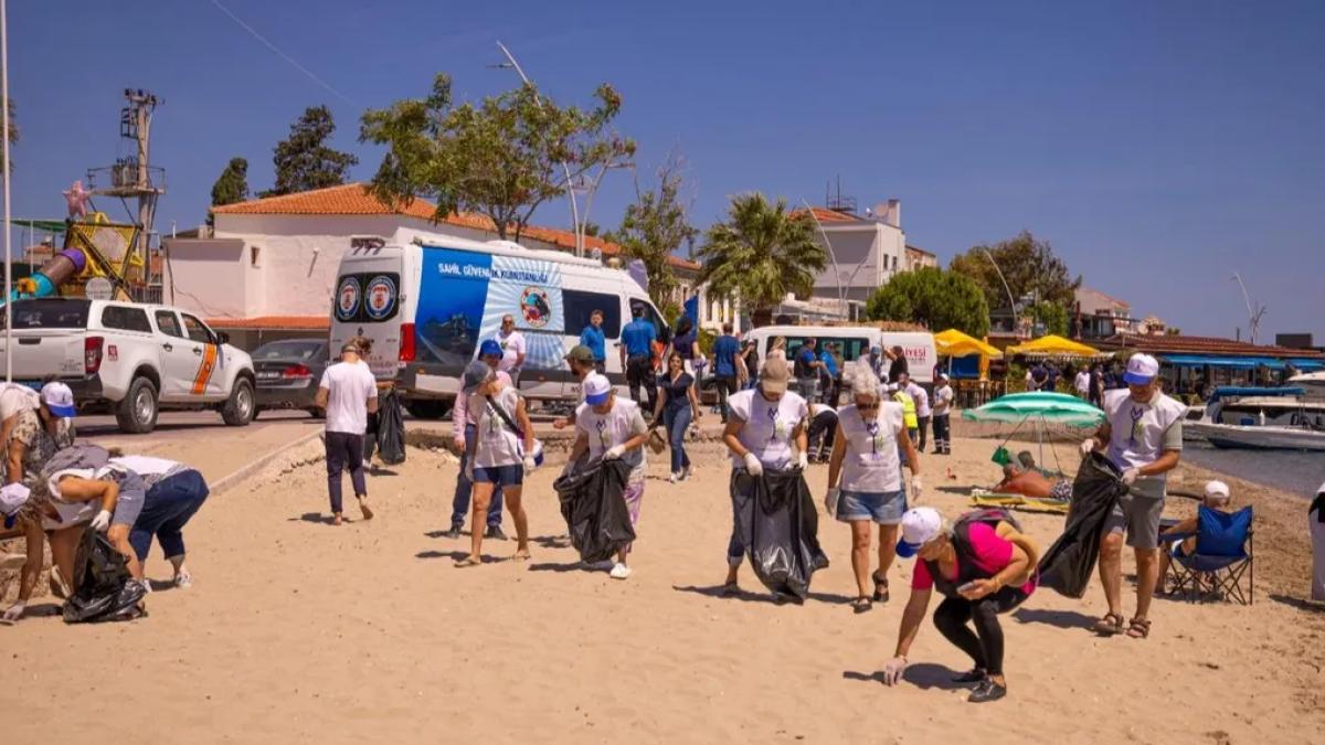 İzmir’de Kocakum Plajı’ndan 750 kilogram atık toplandı