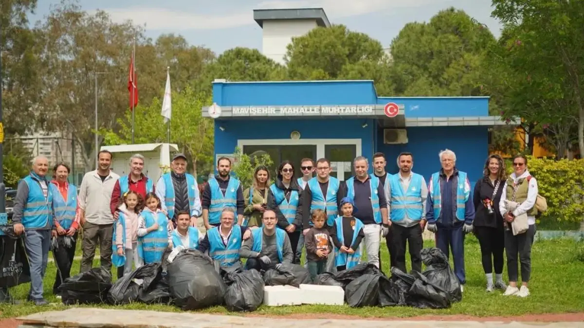 İzmir’de “Temiz Park” etkinliğiyle parklar pırıl pırıl oldu
