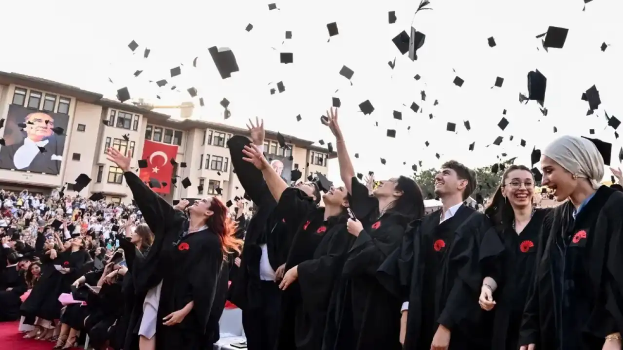 Koç Üniversitesi’nde 32’inci dönem mezuniyet sevinci