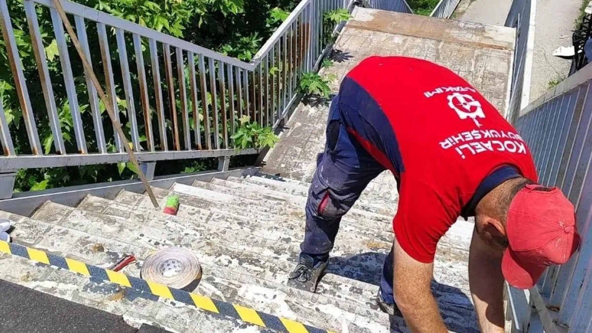 Kocaeli Büyükşehir’den üst geçitlere güvenli bakım