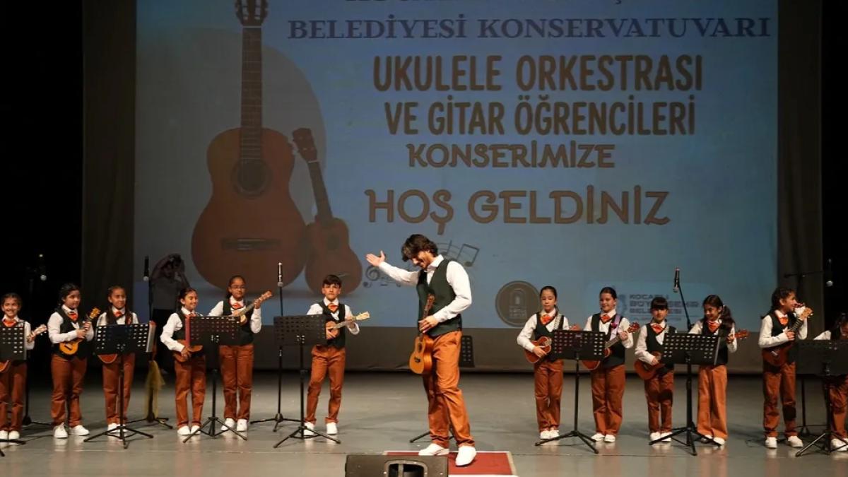Kocaeli’de konservatuvar öğrencileri hem çaldı hem oynadı