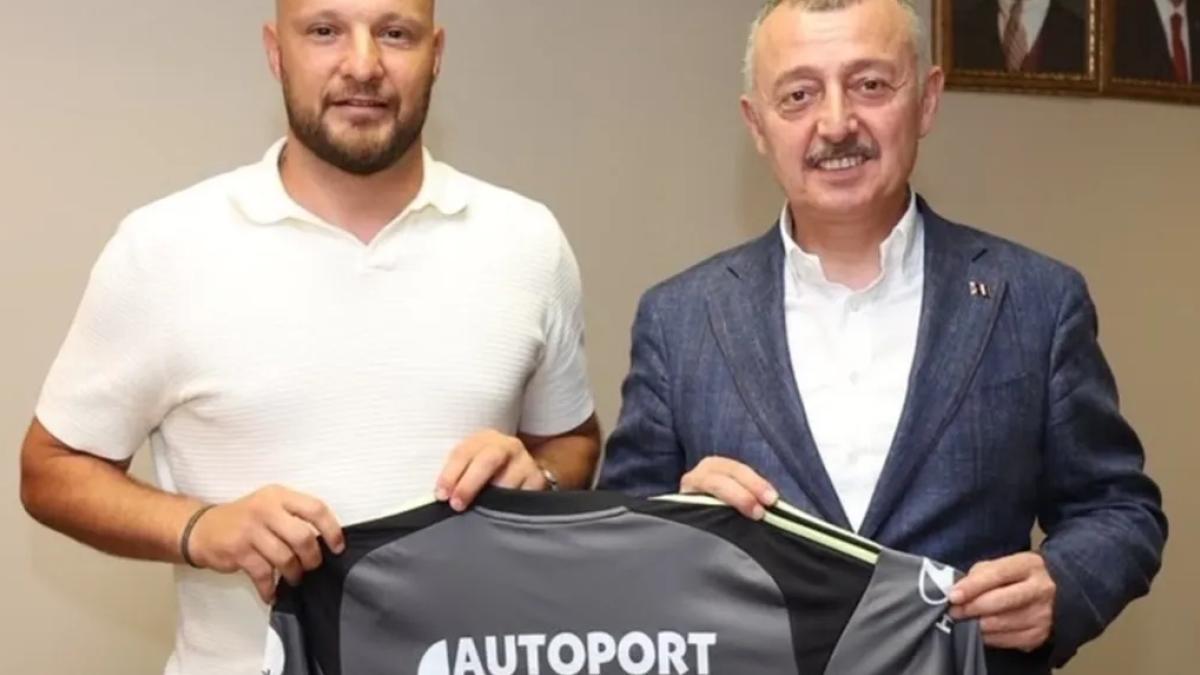 Kocaelispor’un kaptanı formasını Başkan Büyükakın’a hediye etti