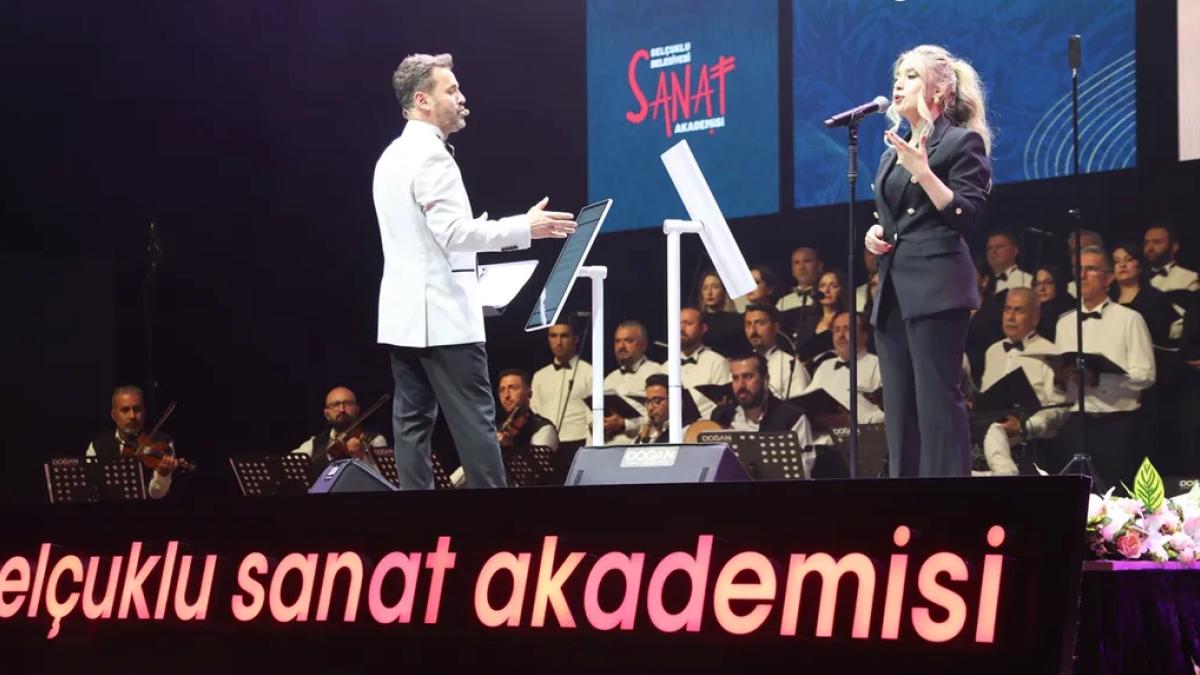 Konya Selçuklu’da Müzeyyen Senar şarkıları yankılandı