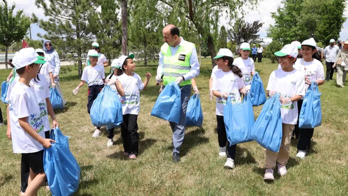 Konya’da Başkan Altay çocuklarla çevre için kolları sıvadı