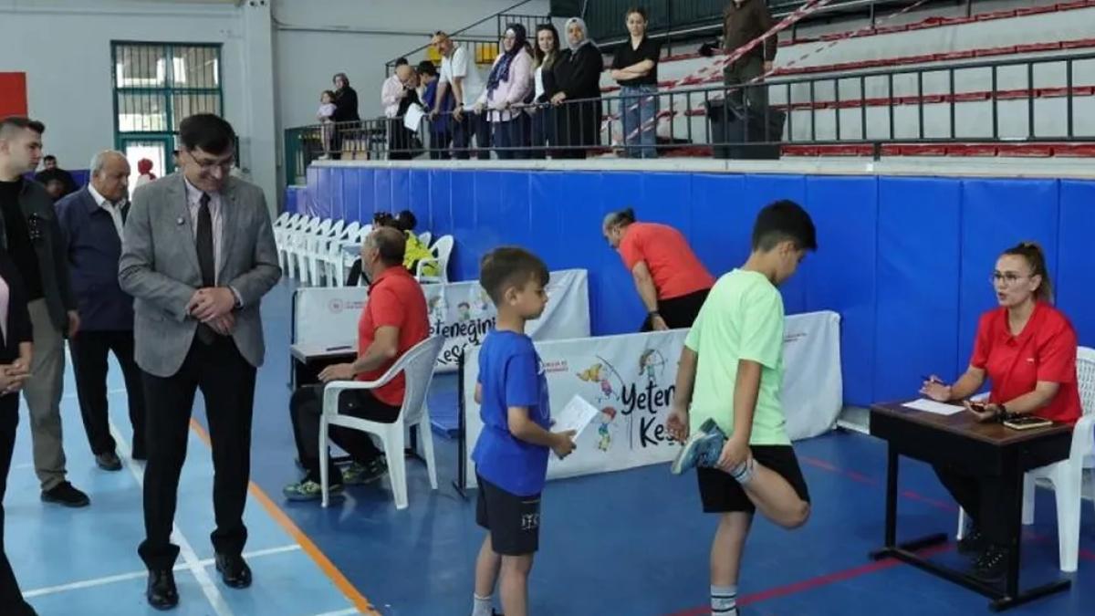 Kütahya’da Başkan Kahveci’den Spor Ortaokulu ve Lisesi’ne ziyaret