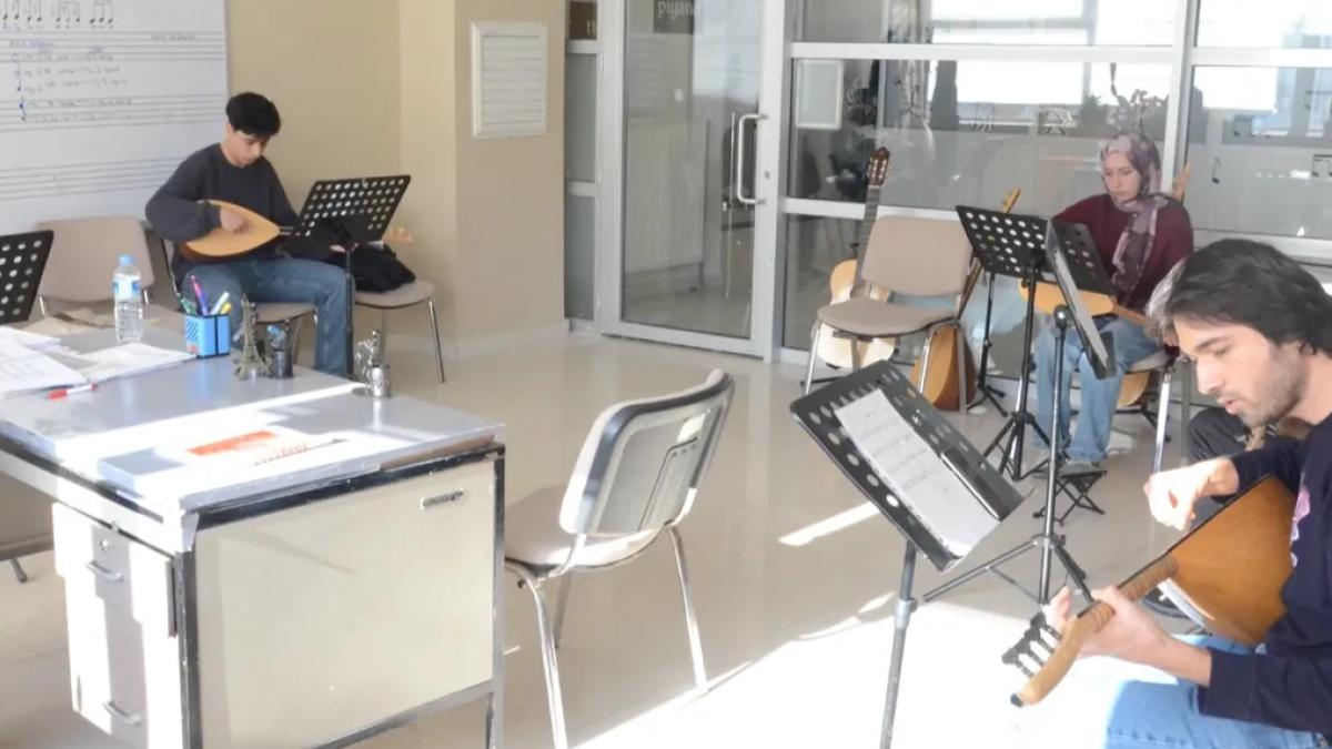 Malatya’da bağlama sevgisi kültürleri buluşturuyor