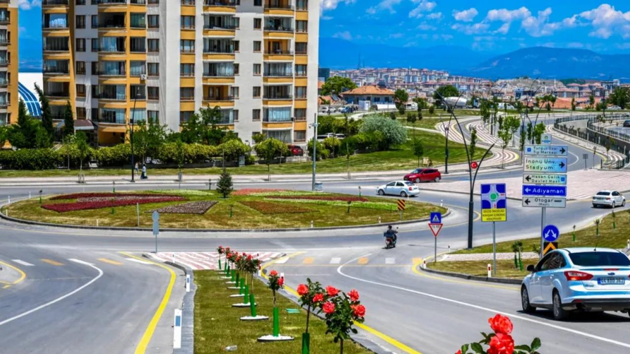 Malatya’da parklar ve kavşaklar çiçeklerle süslendi