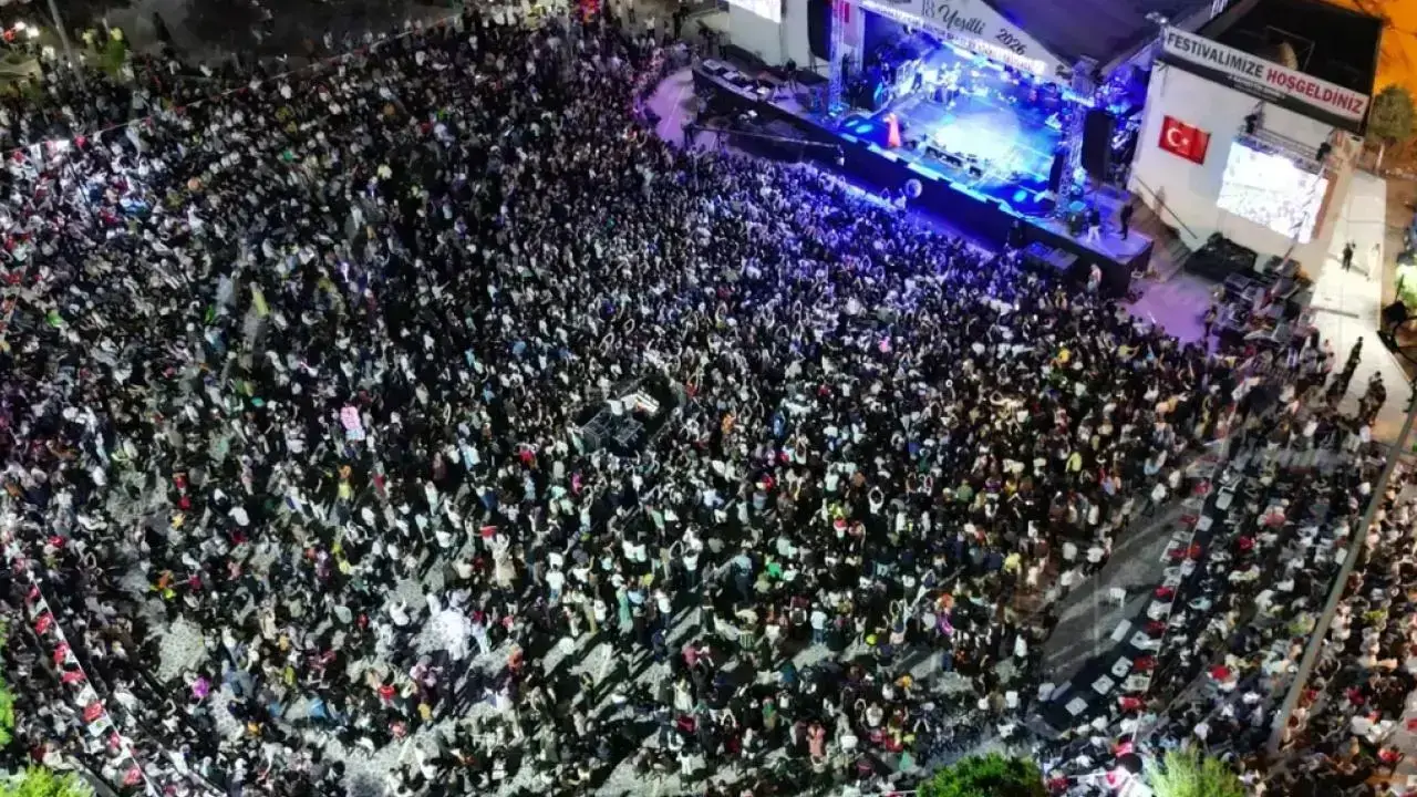 Mardin’de tarihi rekor: Kiraz Festivali’nin kapanışında 65 bin kişi Funda Arar ile coştu!