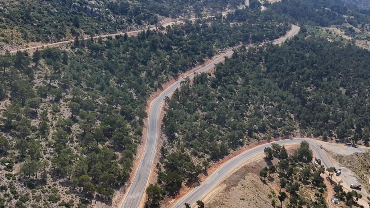 Mersin Büyükşehir, Gülnar’da 5 mahallenin yolunu genişletti