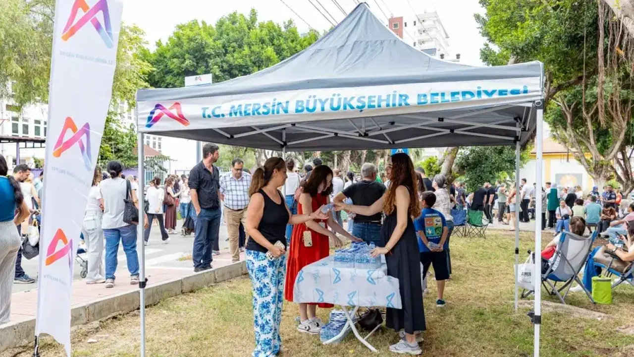 Mersin Büyükşehir öğrencileri ve ailelerini LGS günü de yalnız bırakmadı