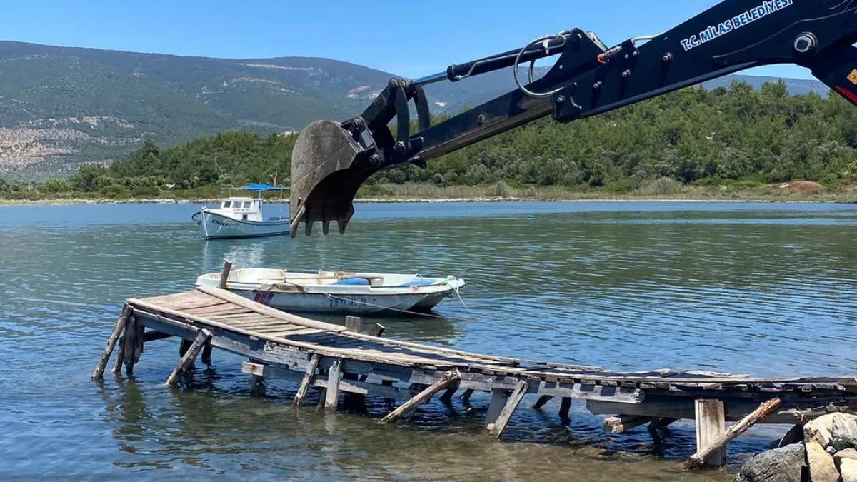 Muğla Milas’ta kaçak iskeleler yıkılıyor