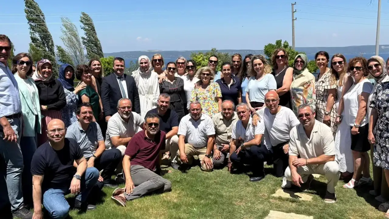 Okul müdürü yeniden atandı, veliler bayram yaptı