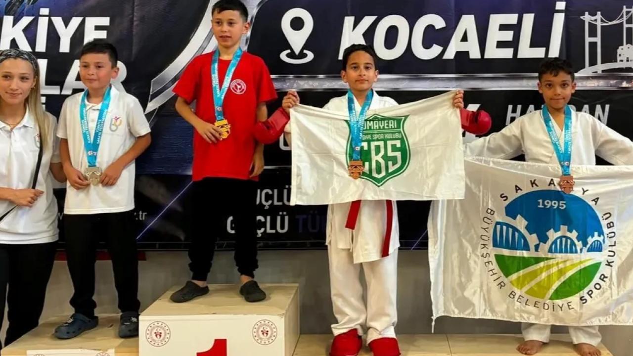 Sakarya’nın minik yıldızları Kocaeli’den 19 madalya ile döndü
