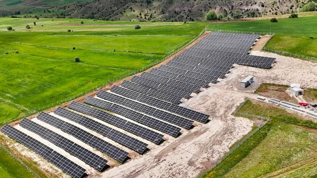 Sivas Belediyesi enerjisini güneşten üretecek… Özbelsan GES hizmete girdi