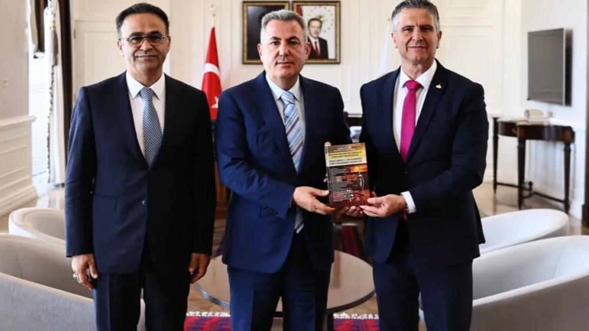Vali Elban’a İzmir Eğitim Müfettişleri’nden ‘Disiplin Soruşturması’ kitabı