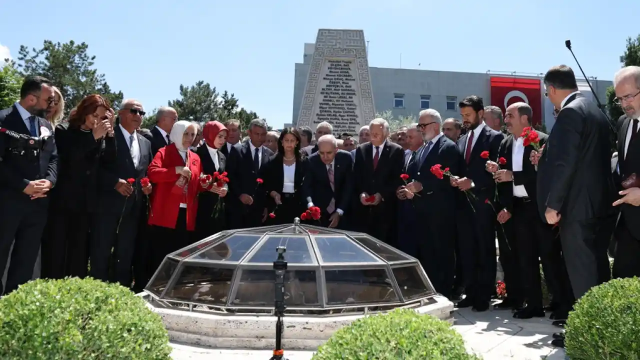 15 Temmuz’da TBMM’de ilk bombanın düştüğü alana karanfil bırakıldı
