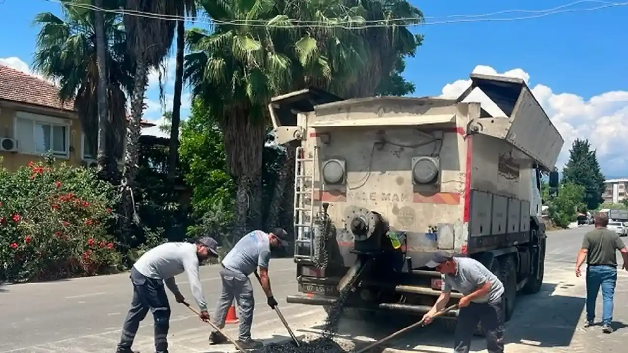 Antalya Finike’de yollar yenileniyor bordürler boyanıyor
