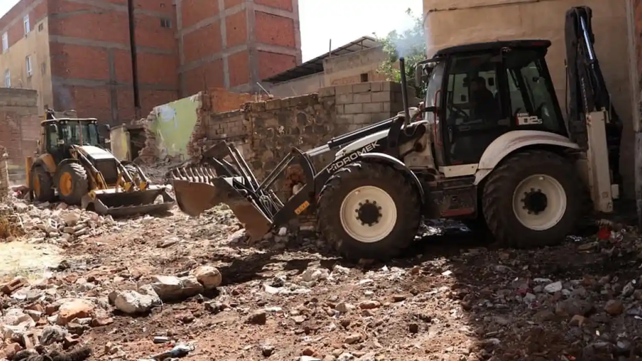 Diyarbakır Muradiye’de metruk binalar yıkılıyor