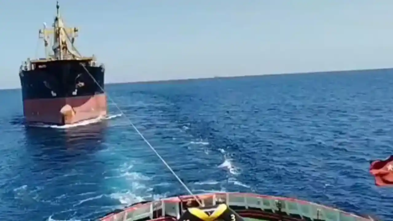 İstanbul Boğazı girişinde arızalanan kuru yük gemisi güvenli bölgeye çekildi