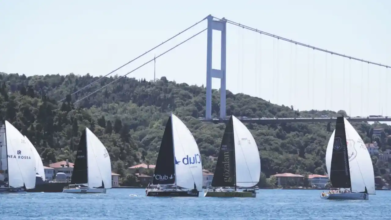 İstanbul Boğazı’nda görkemli coşku