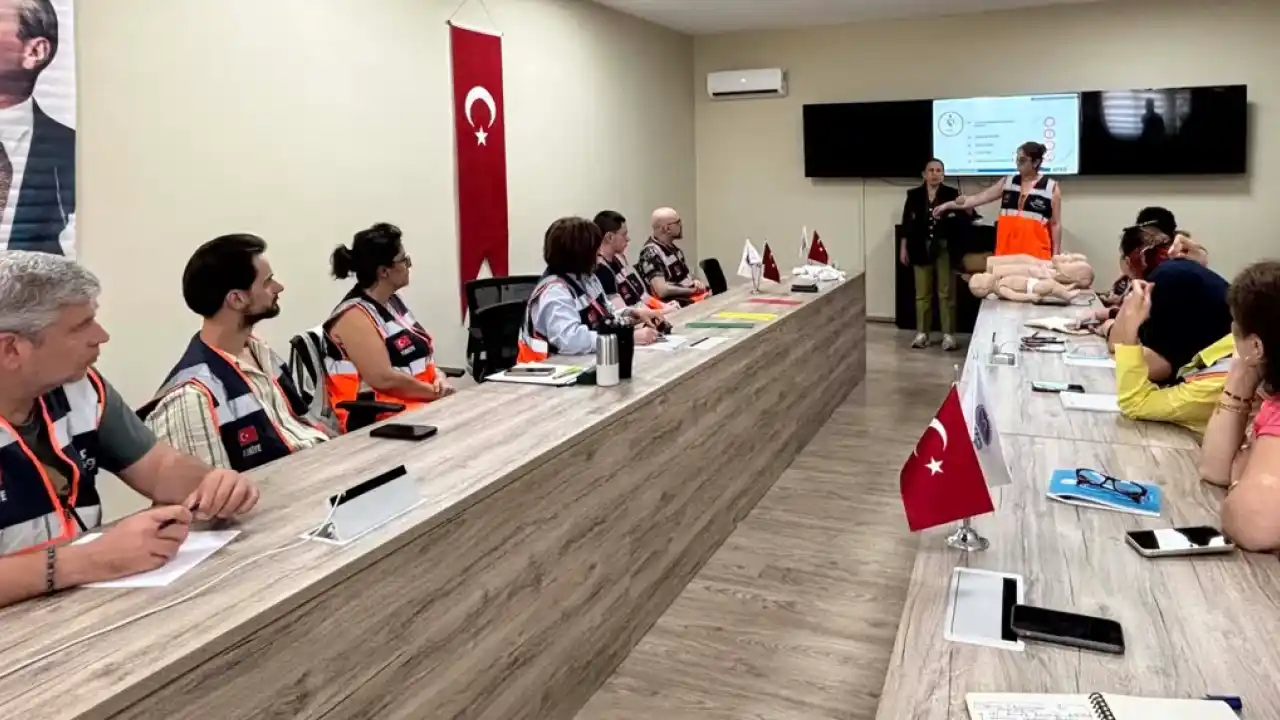 İstanbul Maltepe’de gönüllülere afet eğitimi