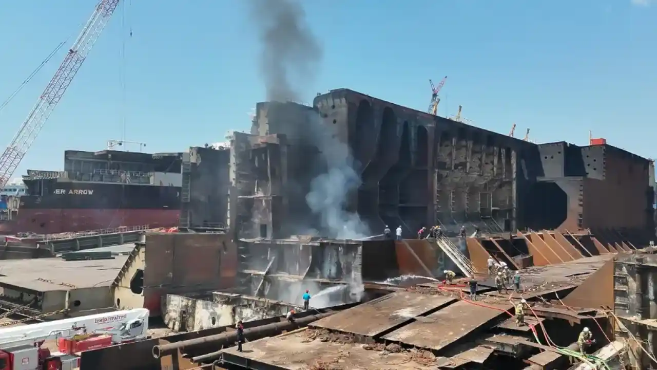 İzmir Aliağa’da yakıt tankeri yangınına hızlı müdahale