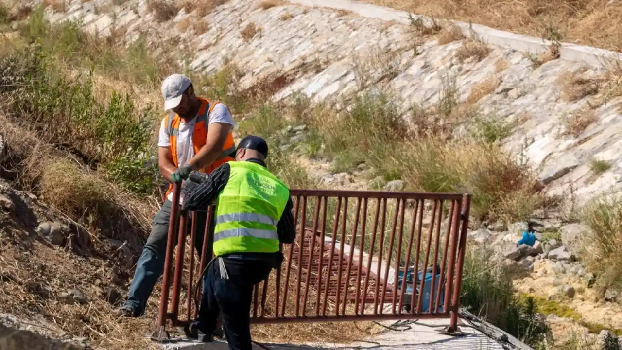 İzmir Seferihisar’da selin izleri siliniyor