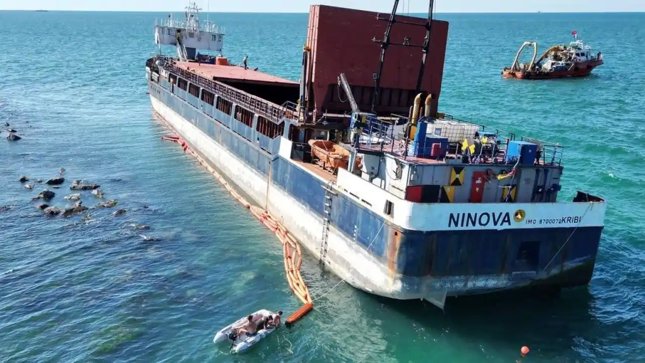 Karasu’da karaya oturan “NINOVA” gemisi kurtarılarak Aliağa’ya sevk edildi