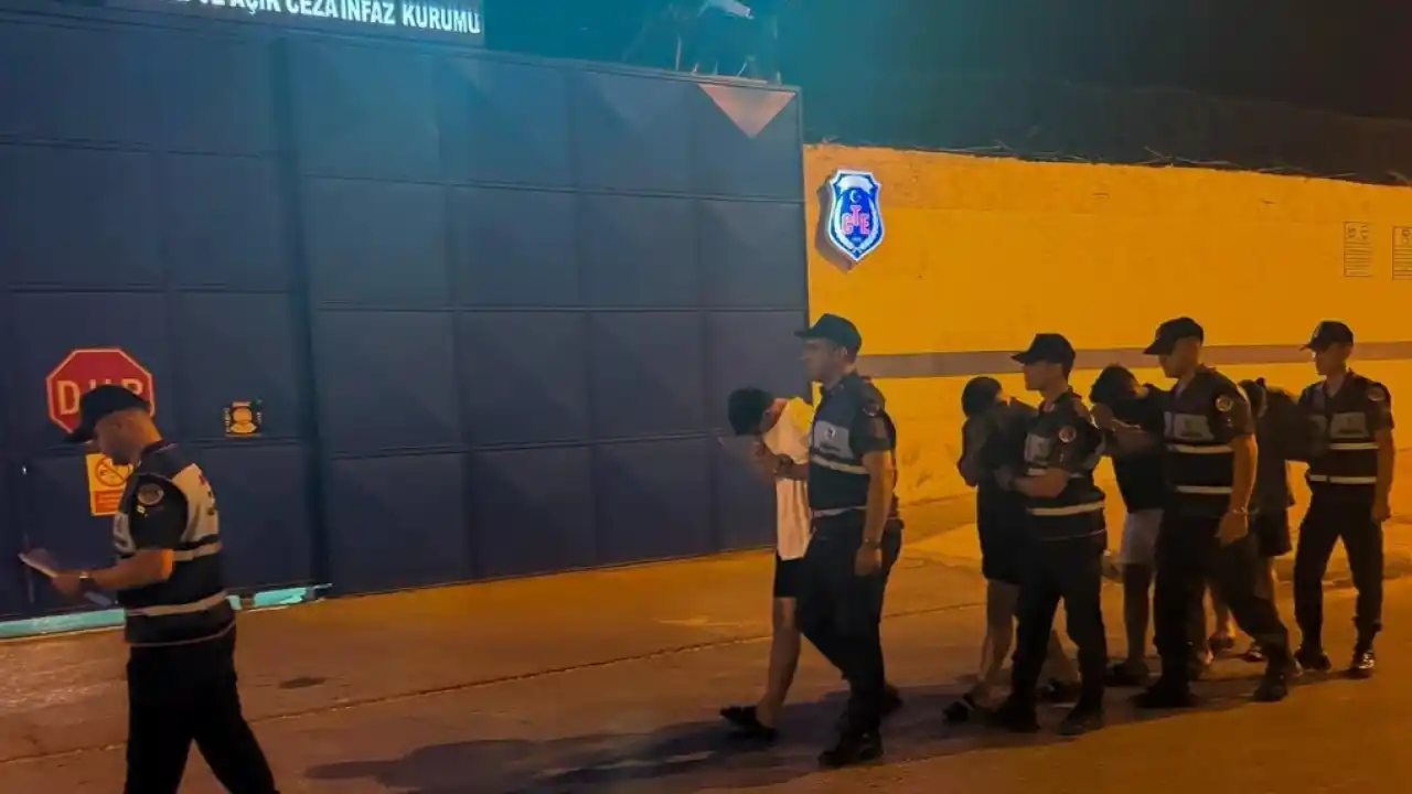 Mersin’de polise mukavemete 4 tutuklama