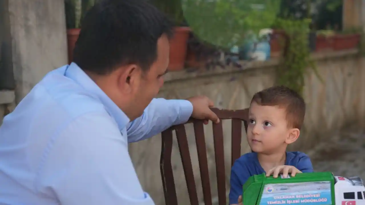 Muğla Dalaman’da çöp kamyonu sevgisi oyuncağa dönüştü