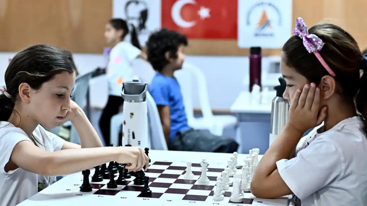 Muratpaşa’da satranç eğitimiyle çocuklar turnuvalara hazırlanıyor