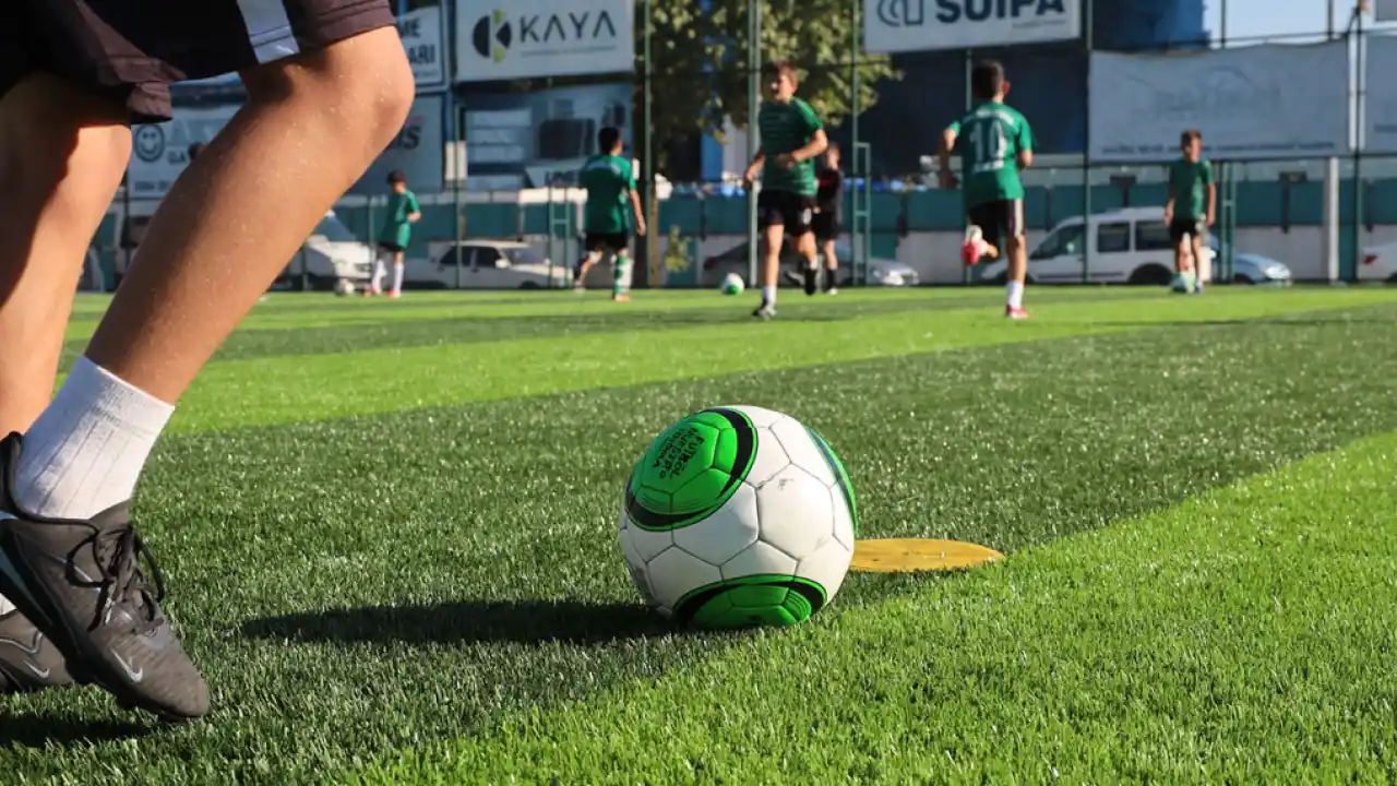 Sakarya Büyükşehir’in yenilediği zeminde ilk düdük çaldı