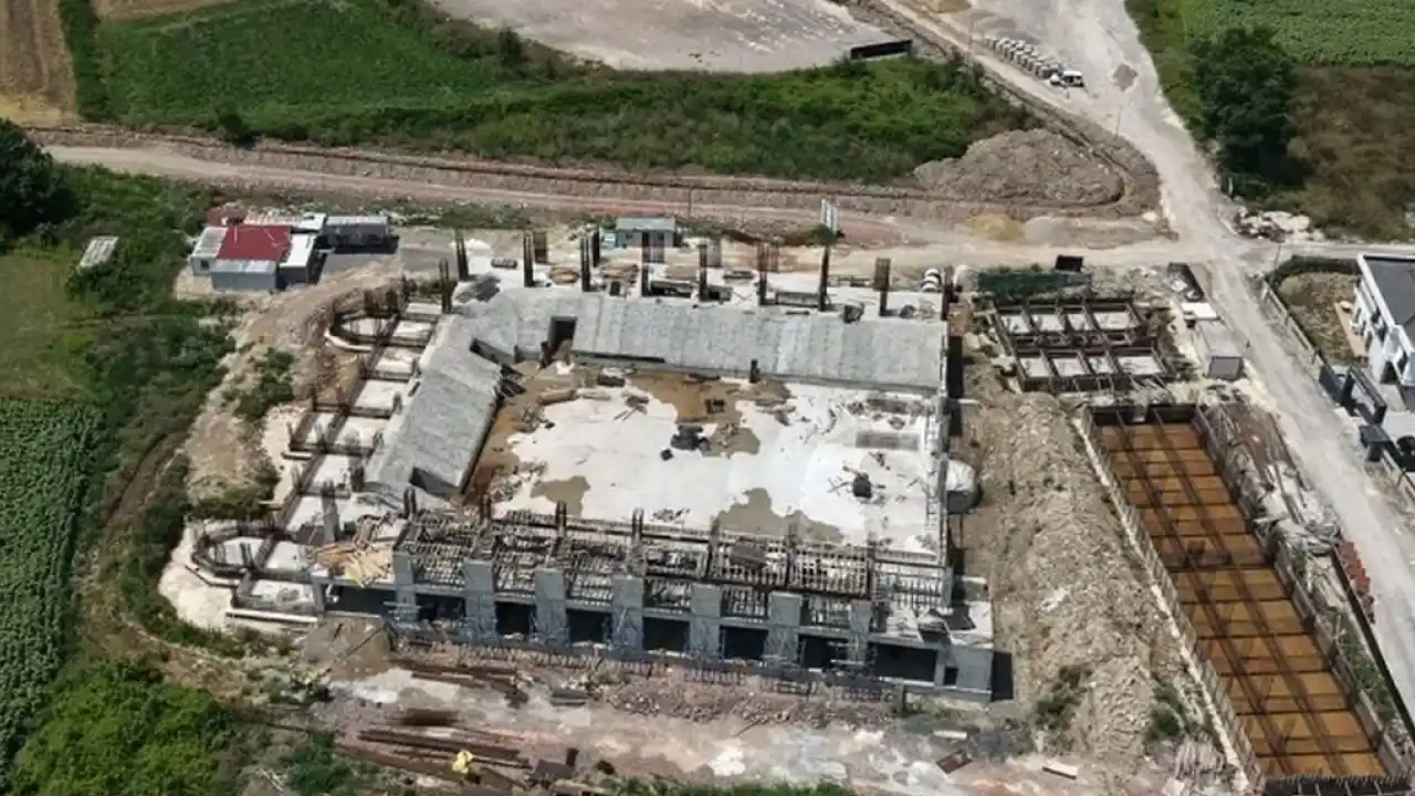 Sakarya’da bin 500 kişi kapasiteli yeni spor salonu hızla yükseliyor