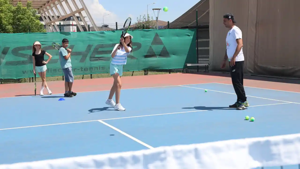 Sakarya’da Yaz Tenis Kursu’na yoğun ilgi
