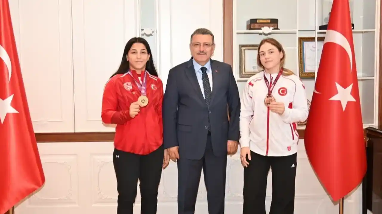 Şampiyon sporculara Başkan Genç’ten övgü