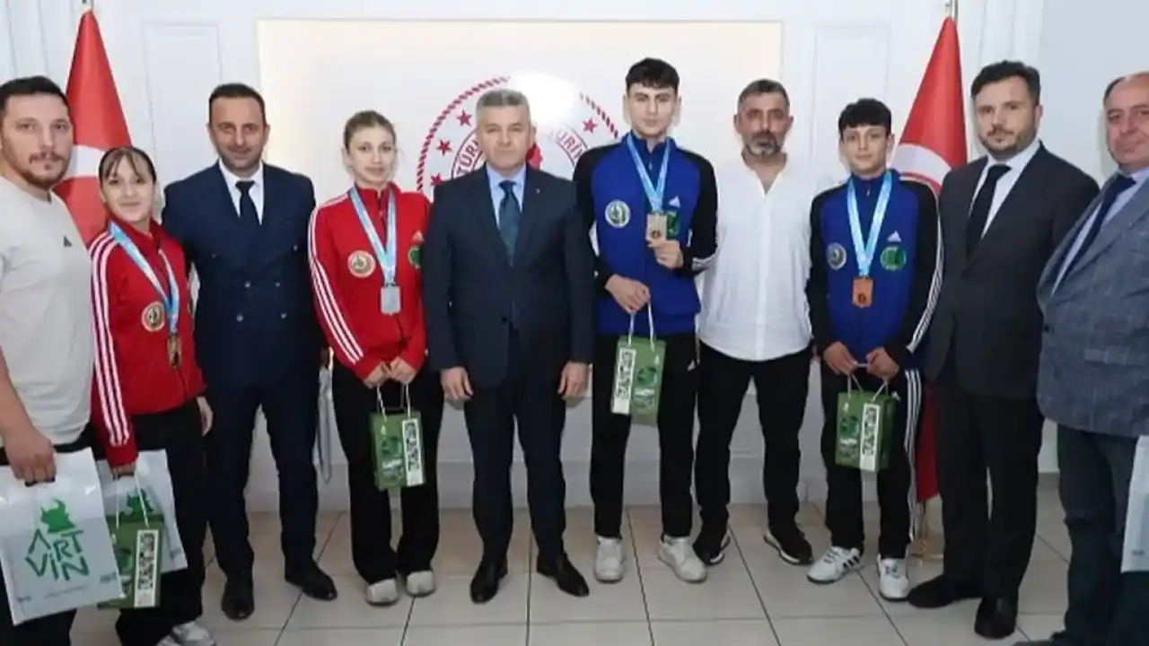 Türkiye şampiyonları Artvin Valisi’ne konuk oldu