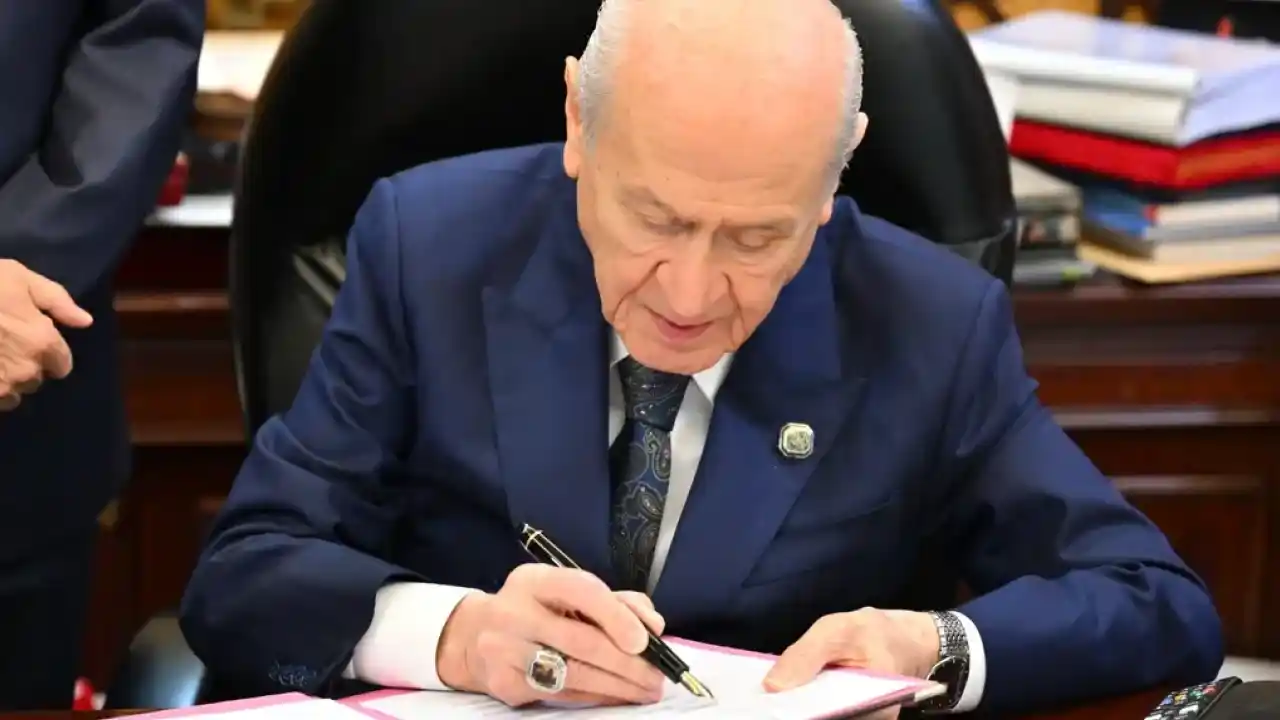 Bahçeli ‘Terörsüz Türkiye’ için hazırlanan çerçeve yasaya imza attı