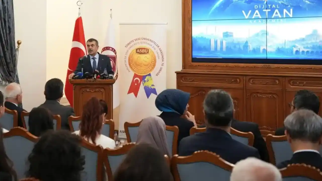 Bakan Tekin’den ‘dijital vatan’ dersi
