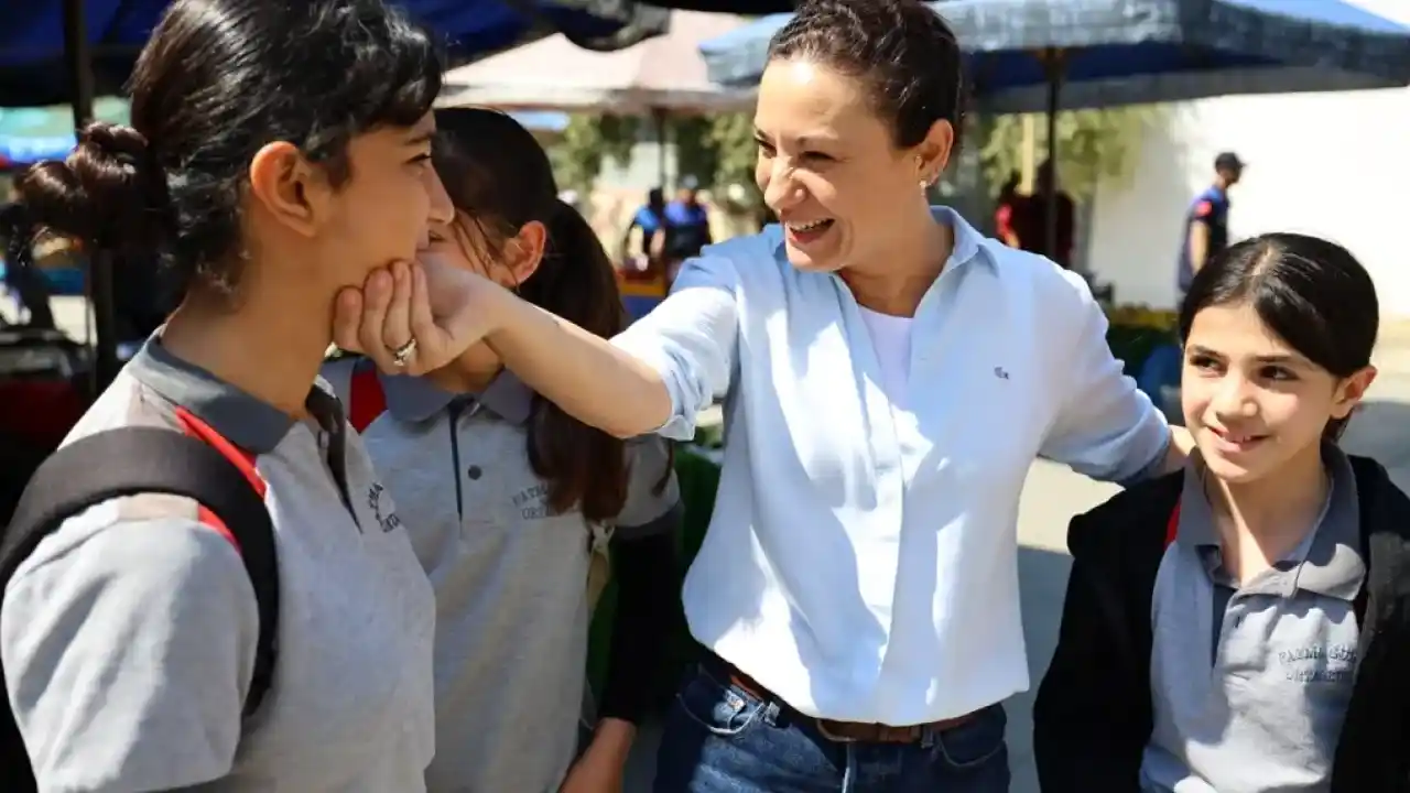 Efes Selçuk’tan öğrenciye destek, yerel esnafa nefes