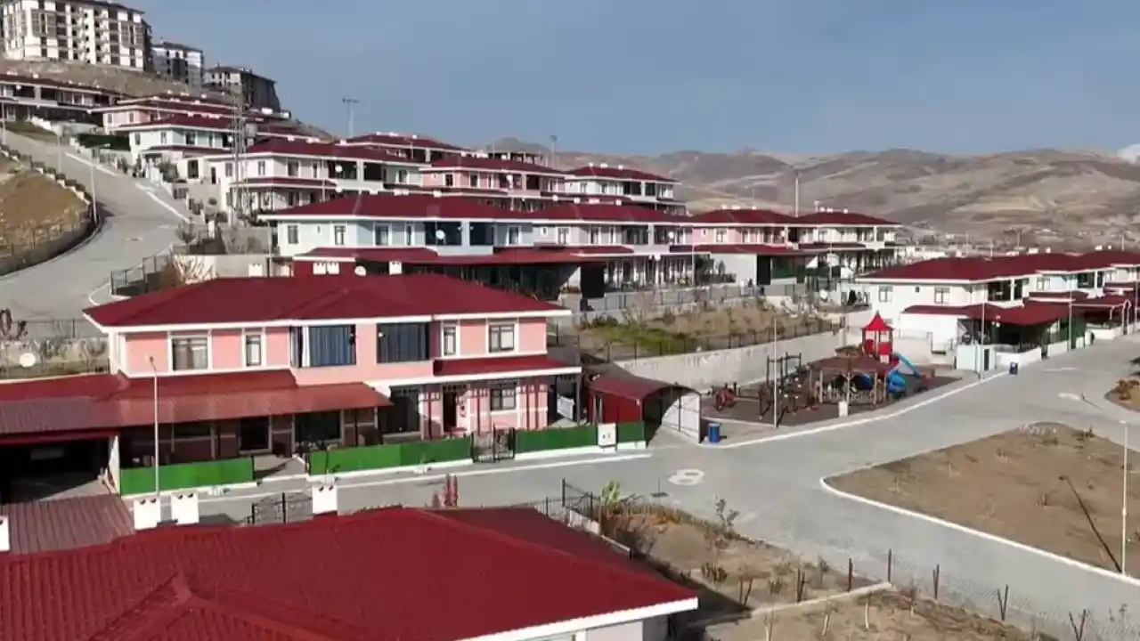 Elazığ’da 371 Ahıska Türkü aileye yeni konut ve kimlik kartı