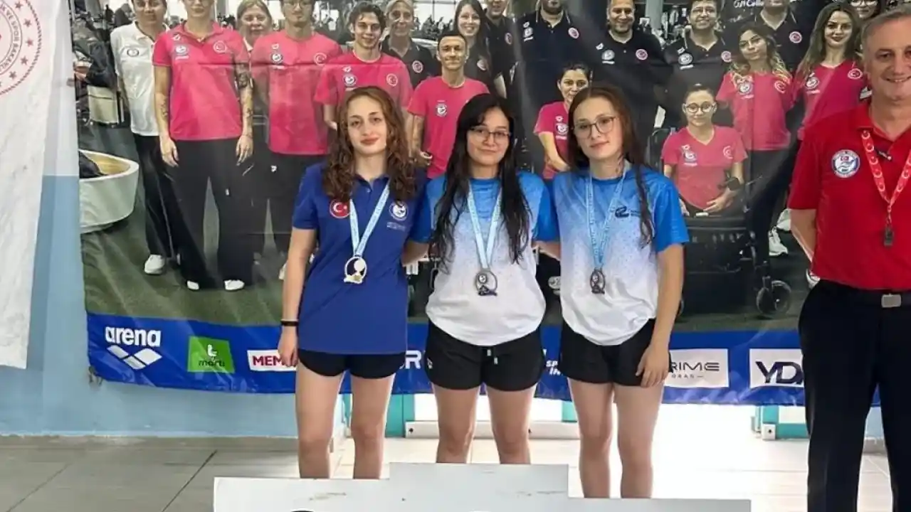 Eskişehirli üç yüzücü Avrupa’da Türkiye için kulaç atacak