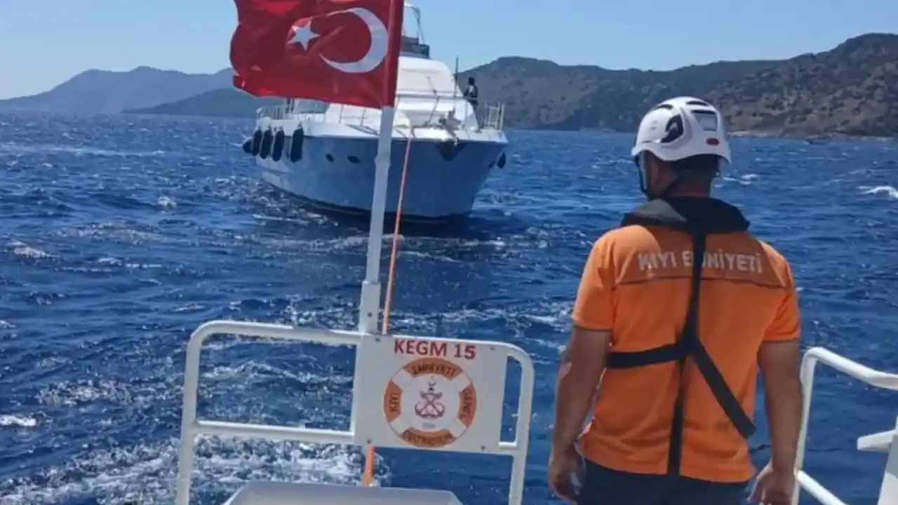 Fethiye açıklarında arızalanan tekne kurtarıldı