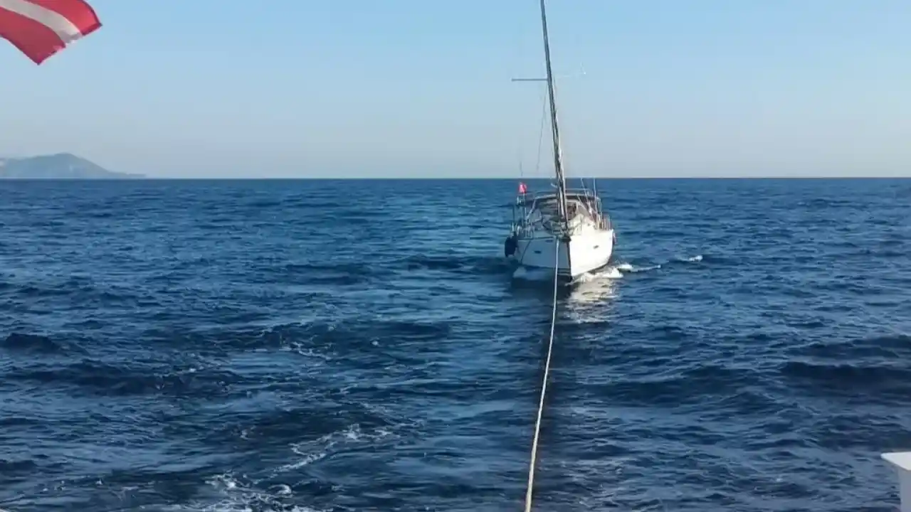 Fethiye açıklarında sürüklenen teknedeki 5 kişi kurtarıldı