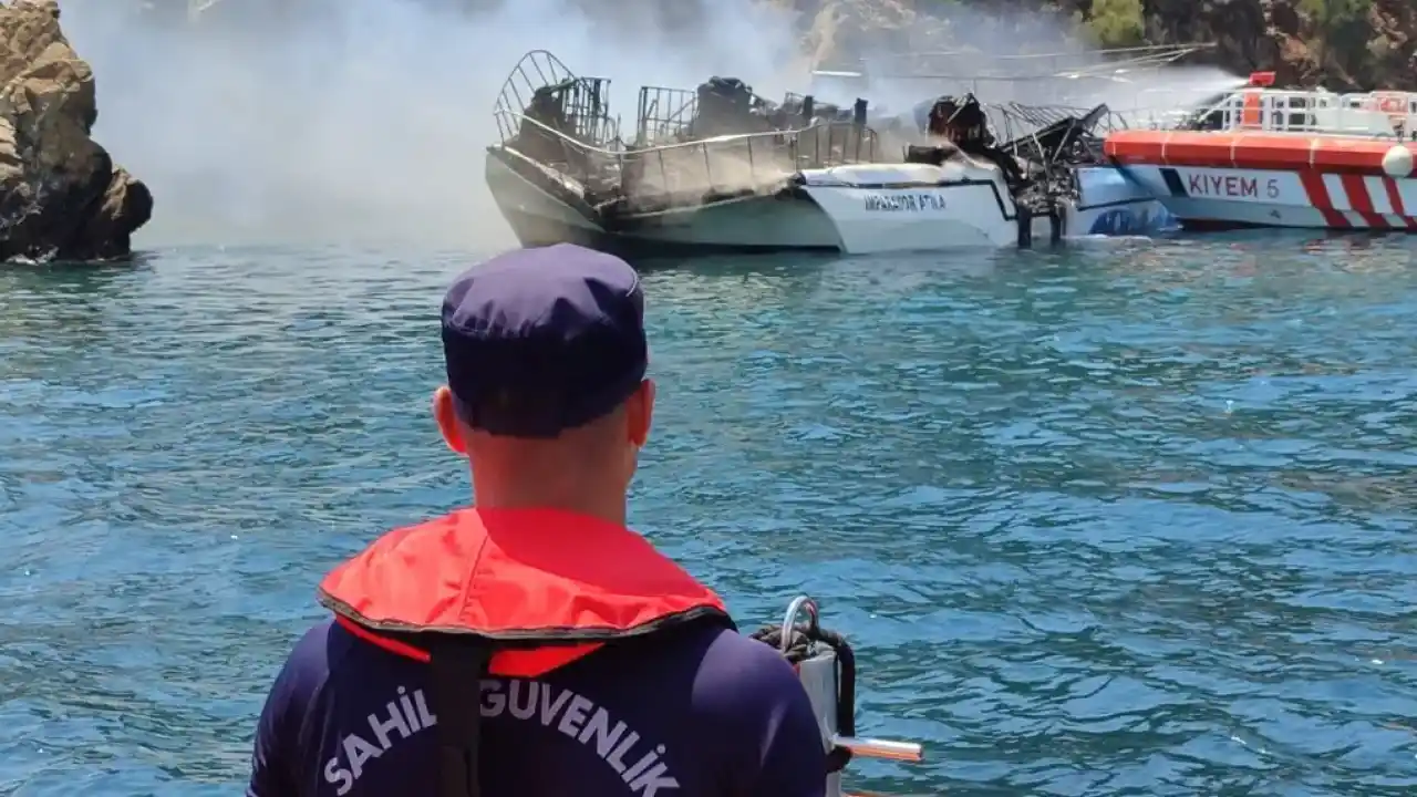 Fethiye’de gezinti teknesinde yangın! 115 kişi tahliye edildi