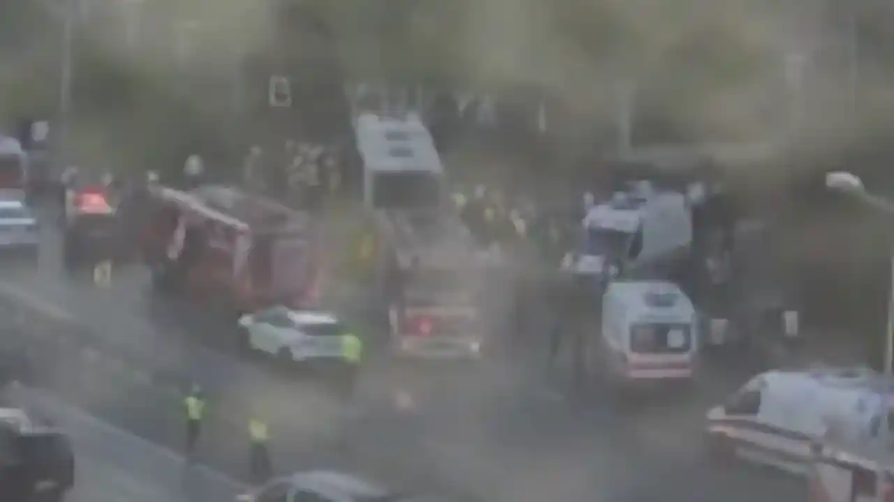 İETT otobüsü duvara çarptı! 2 ölü, 16 yaralı!