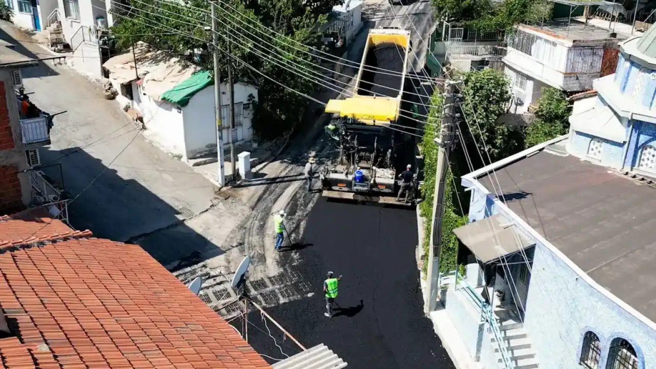 İzmir Narlıdere’de asfalt seferberliği