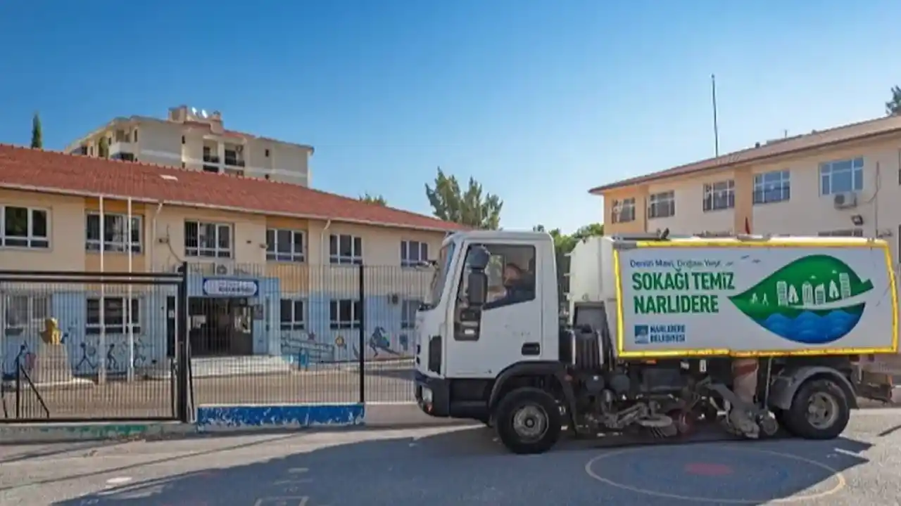İzmir Narlıdere’de okul bahçelerine temizlik
